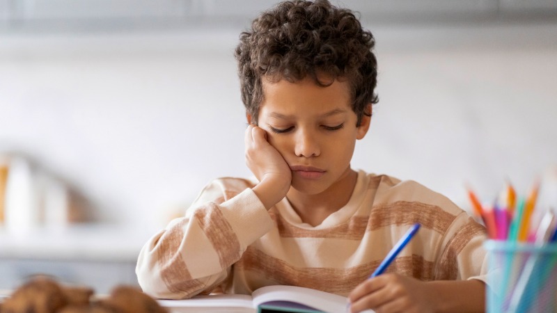 kind met een leerstoornis probeert zijn huiswerk te maken